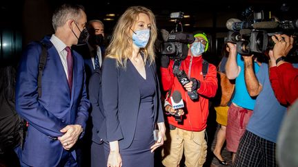 Elizabeth Holmes, fondatrice et ancienne PDG de la société Theranos, arrive pour son procès devant la cour fédérale de San José, en Californie (États-Unis), le 31 août 2021. (ETHAN SWOPE / GETTY IMAGES NORTH AMERICA)