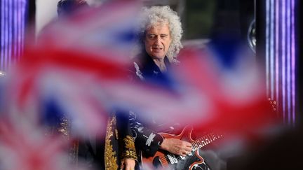 Le guitariste Brian May, et à ses côtés le chanteur Adam Lambert caché par les drapeaux britanniques, le 4 juin 2022 au spectacle du Jubilé de Platine d'Elizabeth II, à Buckingham Palace, à Londres (KERRY DAVIES / WPA POOL / SHUTTERSTO / SIPA)