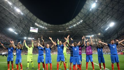 Après leur qualification en finale de l'Euro, les Bleus sont venus saluer leur public à la manière des Islandais. (ARNE DEDERT / DPA)