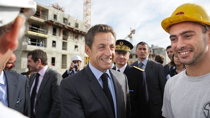 Nicolas Sarkozy en visite sur un chantier de construction de logements &agrave; Villeneuve-le-Roi (Val-de-Marne), le 14 septembre 2010. (ERIC FEFERBERG / AFP)