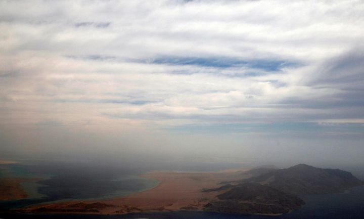 Vue aérienne de la mer Rouge et des deux îles de Tiran et Sanafir prise à travers un hublot, au-dessus de Charm el Cheikh, le 1er novembre 2016.  (REUTERS/Amr Abdallah Dalsh)