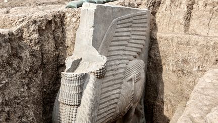 Un lamassu, taureau ailé assyrien en albâtre, a été dévoilé en Irak lors d'une mission menée par un archéologue français. (ZAID AL-OBEIDI / AFP)