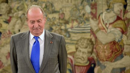 Le roi d'Espagne Juan Carlos se pr&eacute;pare &agrave; accueillir le pr&eacute;sident &eacute;quatorien &agrave; Madrid (Espagne), le 24 avril 2014. (GERARD JULIEN / AFP)