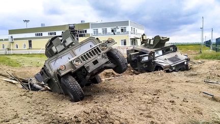 Des véhicules militaires endommagés dans la région russe de Belgorod, le 23 mai 2023. (RUSSIAN DEFENSE MINISTRY PRESS SERVICE / AFP)