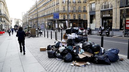 Des d&eacute;chets s'amoncellent dans les rues de Marseille (Bouches-du-Rh&ocirc;ne), le 26 janvier 2015, alors que les &eacute;boueurs ont lanc&eacute; un mouvement de gr&egrave;ve. (MAXPPP)