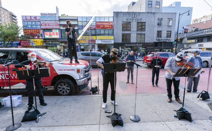 Des musiciens du projet Bandwagon, membres du New York Philharmonic, la violoniste Fiona Simon, le contreténor et producteur Anthony Roth Costanzo, le violoniste Curtis Stewart et l'altiste Robert Rinehart joue du côté de&nbsp;Flushing, dans le quartier du Queens, le 2 octobre 2020 (MARY ALTAFFER / AP / SIPA)