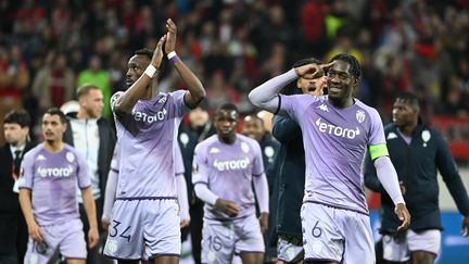 Les joueurs de Monaco savourent leur victoire en barrage aller de Ligue Europa contre le Bayer Leverkusen, le 16 février 2023. (INA FASSBENDER / AFP)