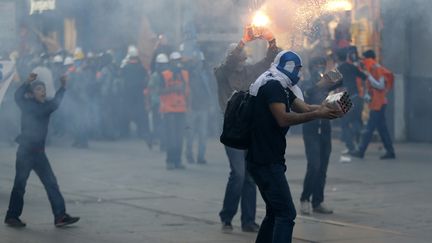 Affrontements entre des manifestants et les forces de l'ordre &agrave; Istanbul, en Turquie, le 10 septembre 2013, au lendemain de la mort d'un jeune homme de 22 ans. (MURAD SEZER / REUTERS)