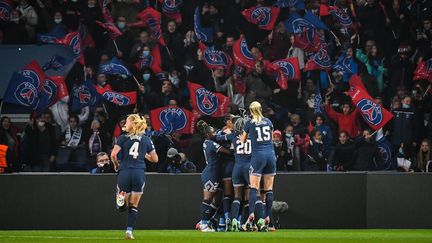 Les joueuses du PSG célébrant le but de Marie-Antoinette Katoto contre le Real Madrid en Ligue des champions, le 9 novembre 2021 au Parc des Princes. ( MATTHIEU MIRVILLE / MAXPPP)