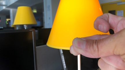 Simulation d'un geste pour allumer une lampe de bureau connectée. (JEAN-CHRISTOPHE BOURDILLAT / RADIO FRANCE)