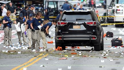 Des enquêteurs marquent les lieux après l'explosion survenue le 17 septembre 2016 dans le quartier de Chelsea, à New York (Etats-Unis).&nbsp; (RASHID ABBASI / REUTERS)