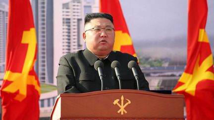 Le leader nord-coréen Kim Jong-Un lors d'une cérémonie d'inauguration de la construction d'une résidence de mille appartements à Pyongyang, le 23 mars 2021. (KCNA VIA KNS / AFP)