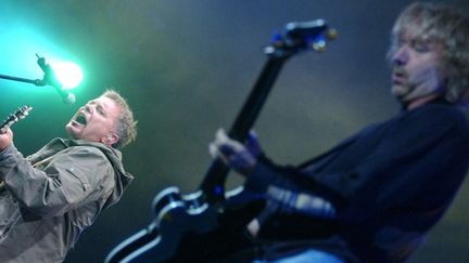 Bernard Sumner (à g) et Peter Hook, au festival des Vieilles Charrues en 2005.
 (PhotoPQR/LE TELEGRAMME )