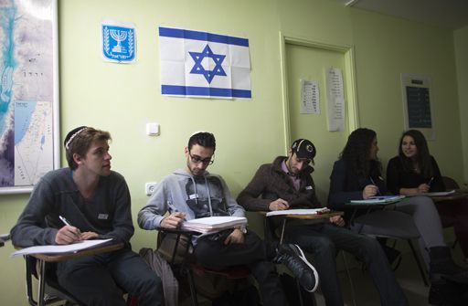 Immigrés français récemment arrivés en Israël en train de suivre des cours d'hébreu à Jérusalem le 20 juin 2015