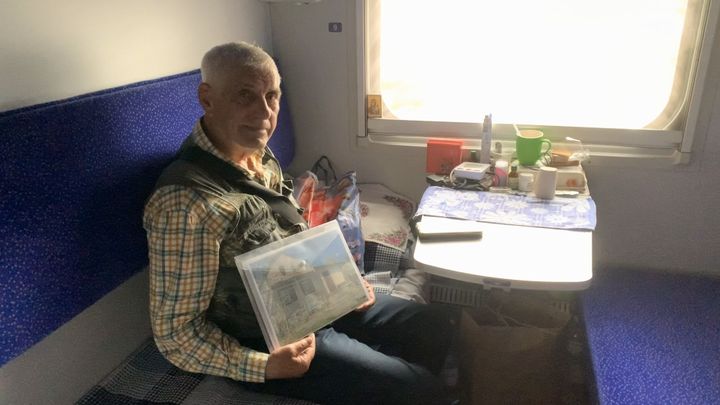 Volodymyr Ilitc,&nbsp;73 ans, a trouvé refuge dans un des wagons-lits à Irpin mis en place par les autorités. Il a perdu sa maison, qu'il voulait léguer à ses petits-enfants. (GILLES GALLINARO / RADIO FRANCE)