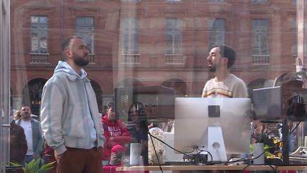 Bigflo et Oli, les deux frères rappeurs toulousains, se sont mis en scène sur la place du Capitole avant de sortir leur nouvel album sur lequel ils travaillent. (FRANCE 3 MIDI-PYRENEES)