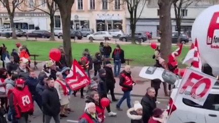 Dans la ville de Chalon-sur-Saône, en Saône-et-Loire, entre 8 000 et 10 000 personnes manifestaient jeudi 19 janvier contre la réforme des retraites pour 45 000 habitants. Une mobilisation justifiable par l’histoire ouvrière de la commune. (FRANCE 2)