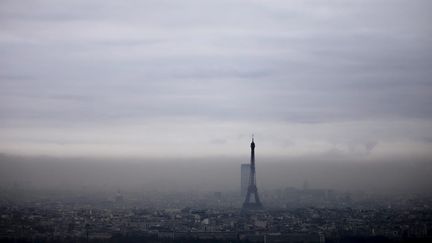 Un brouillard de pollution atmosphérique au-dessus de Paris. (VINCENT ISORE / MAXPPP)