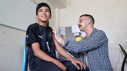 En Alsace, un infirmier vaccine un jeune collégien contre le papillomavirus, en 2023. (JEAN-MARC LOOS / MAXPPP)