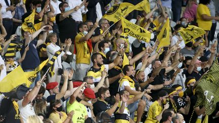 Les supporters du Stade rochelais au stade Pierre-Mauroy de Lille, lors de la demi-finale du Top 14 contre le Racing 92, vendredi 18 juin. (JEAN CATUFFE / AFP)