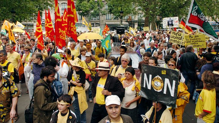 Rassemblement antinucléaire à Paris contre la construction d’un deuxième EPR annoncée par Nicolas Sarkozy, le 12 juillet 2008 (JEAN AYISSI / AFP)