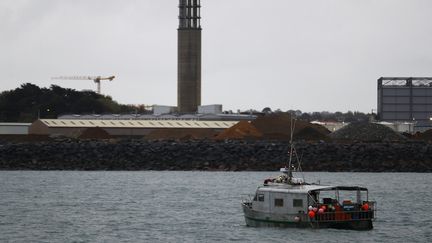 Un bateau de pêche français devant le port de Saint Helier, au large de l'île britannique de Jersey, le 6 mai 2021. (SAMEER AL-DOUMY / AFP)