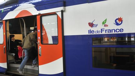 Un transilien&nbsp;en gare Saint-Lazare, à Paris, le 24 février 2017.&nbsp; (SERGE ATTAL / ONLY FRANCE / AFP)