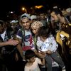 Des migrants attendent un ferry dans le port de l'&icirc;le de Lesbos, en Gr&egrave;ce, le 7 septembre 2015. (ANGELOS TZORTZINIS / AFP)