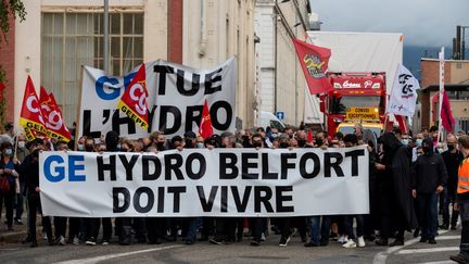 Des salariés de General Electric manifestent, le 24 septembre 2020 à Belfort (Territoire de Belfort). (SEBASTIEN BOZON / AFP)