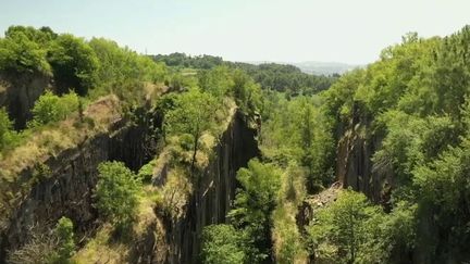 Le 20h vous emmène à la découverte d'un paysage impressionnant, vertigineux. Il s'agit d'anciennes carrières d'ardoise, celles de Travassac en Corrèze. Ce qu'il en reste aujourd'hui, ce sont des tranches de montagnes découpées, des chemins creusés à 60 mètres de profondeur, dans lesquels la flore s'est imposée en quelques décennies. (France 2)