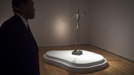 "L'homme au doigt" (1947),&nbsp;du sculpteur suisse&nbsp;Alberto Giacometti,&nbsp;a &eacute;t&eacute; adjug&eacute; 141,28 millions de dollars, record mondial pour une statue.&nbsp;Il bat le record d&eacute;tenu par un autre Giacometti, "L'homme qui marche I", vendu 103,93 millions de dollars en 2010. (CARLO ALLEGRI / REUTERS)