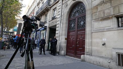 Des policiers montent la garde devant l'hôtel particulier, rue Tronchet à Paris, où a été agressée Kim Kardashian, le 3 octobre 2016. (THOMAS SAMSON / AFP)