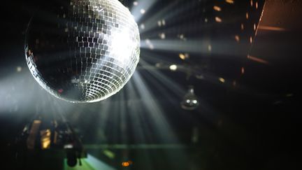 Aujourd'hui, la majorit&eacute; des discoth&egrave;ques de France ne passent plus de slows. (FLICKR RF / GETTY IMAGES)