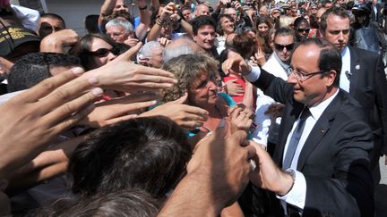 Fran&ccedil;ois Hollande prend un bain de foule le 6 ao&ucirc;t 2013 lors d'un d&eacute;placement &agrave; La Roche-sur-Yon (Vend&eacute;e). (FRANK PERRY / AFP)