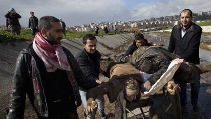 Au moins 68 cadavres non identifi&eacute;s ont &eacute;t&eacute; retrouv&eacute;s dans la rivi&egrave;re Quweiq, &agrave;&nbsp;Alep (Syrie), le 29 janvier 2013. (JM LOPEZ / AFP)