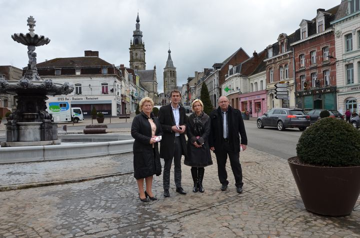 Les candidats Laurent Coulon et Val&eacute;rie Lheureux (au centre), entour&eacute;s par leurs suppl&eacute;ants, Josine Montay et William Lemaire,&nbsp;le 25 mars 2015 au Cateau-Cambr&eacute;sis (Nord). (THOMAS BAIETTO / FRANCETV INFO)