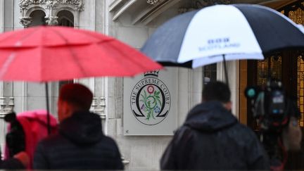 L'entrée de la Cour suprême britannique à Londres (Royaume-Uni), le 23 novembre 2022. (JUSTIN TALLIS / AFP)