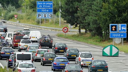 Des v&eacute;hicules sont pris dans les embouteillages au niveau du p&eacute;age de Virsac sur l'A10, le 16 ao&ucirc;t 2008. (PIERRE ANDRIEU / AFP)