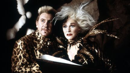 G&eacute;rard Depardieu et Glenn Close dans "Les 102 Dalmatiens" en 2000. (PHOTO12.COM - COLLECTION CINEMA / AFP)