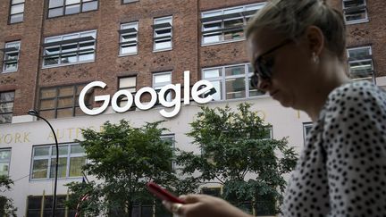 Une femme consulte les offres d'emploi diffusées par Google.&nbsp; (DREW ANGERER / GETTY IMAGES NORTH AMERICA)