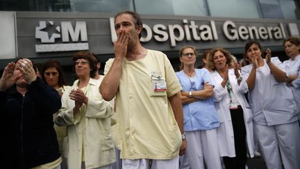 Des personnels soignants de l'h&ocirc;pital La Paz de Madrid, o&ugrave; une aide-soignante atteinte du virus Ebola est actuellement trait&eacute;e, le 7 octobre 2014. (ANDREA COMAS / REUTERS)