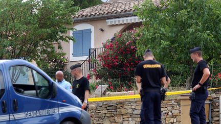 Les gendarmes devant le domicile du couple retrouv&eacute; mort dimanche 21 juillet 2013 &agrave; Monze (Aude).&nbsp; ( MAXPPP)