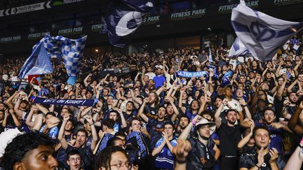 Les supporters de la Karmine Corp à la Défense Arena à Nanterre pour la KCX3, l'événement organisé par ce club d'esport français ultra populaire, le 16 septembre 2023, qui a rassemblé 28.000 fans. (GEOFFROY VAN DER HASSELT / AFP)