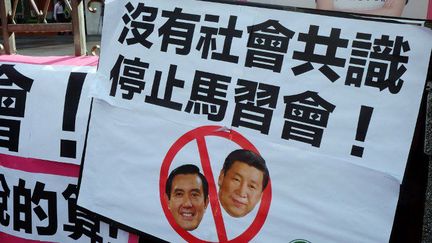 Banderole contre la rencontre entre les présidents taïwanais et chinois à Taipei (capitale de Taïwan), le 4 novembre 2015. (SAM YEH / AFP)