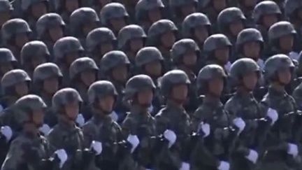 Sur la place Tien an Men, les différents corps d'armée défilent devant le président Hu Jintao et son prédecesseur, Jiang Zemin, le 9 octobre 2011. (FTV)