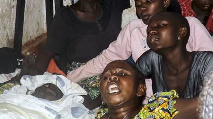 La détresse des rescapées de l’attaque des rebelles islamistes ougandais au nord de Beni, dans l’est de la RDC, le 14  Mai 2015. Vingt trois civils avaient été sauvagement massacrés.
  (Photo AFP/Kudra Maliro)