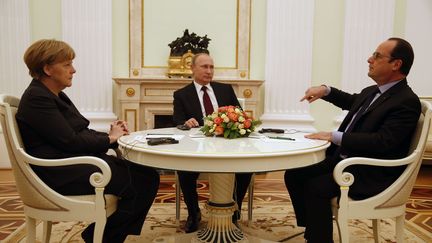 La chanceli&egrave;re allemande Angela Merkel, le pr&eacute;sident russe Vladimir Poutine et le pr&eacute;sident de la R&eacute;publique Fran&ccedil;ois Hollande, le 6 f&eacute;vrier 2015 &agrave; Moscou (Russie). (MAXIM ZMEYEV / AP / SIPA)