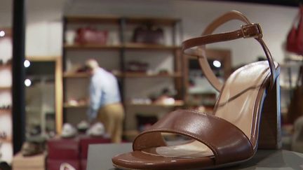 Soldes : les magasins de chaussures n'attirent plus autant les clients. (FRANCE 2)