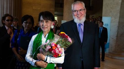 A son arrivée au Palais des Nations de l'ONU, accueillie par Juan Somavia, directeur général de l'OIT. 

«Ce que je veux pour mon pays, c’est une croissance et un développement qui soient respectueux de la démocratie. Je voudrais plaider en faveur d’une aide qui renforcera ce processus en suscitant des progrès économiques et sociaux.» (REUTERS/Valentin Flauraud)