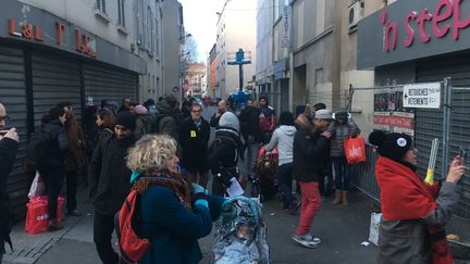 Manifestation de soutien aux ménages qui habitaient&nbsp;l'immeuble situé à l'angle de la rue du Corbillon et de la rue de la République, en attente d'un relogement, lundi 18 janvier 2016 à Saint-Denis (Seine-Saint-Denis).&nbsp; (F. MAGNENOU / FRANCETV INFO)